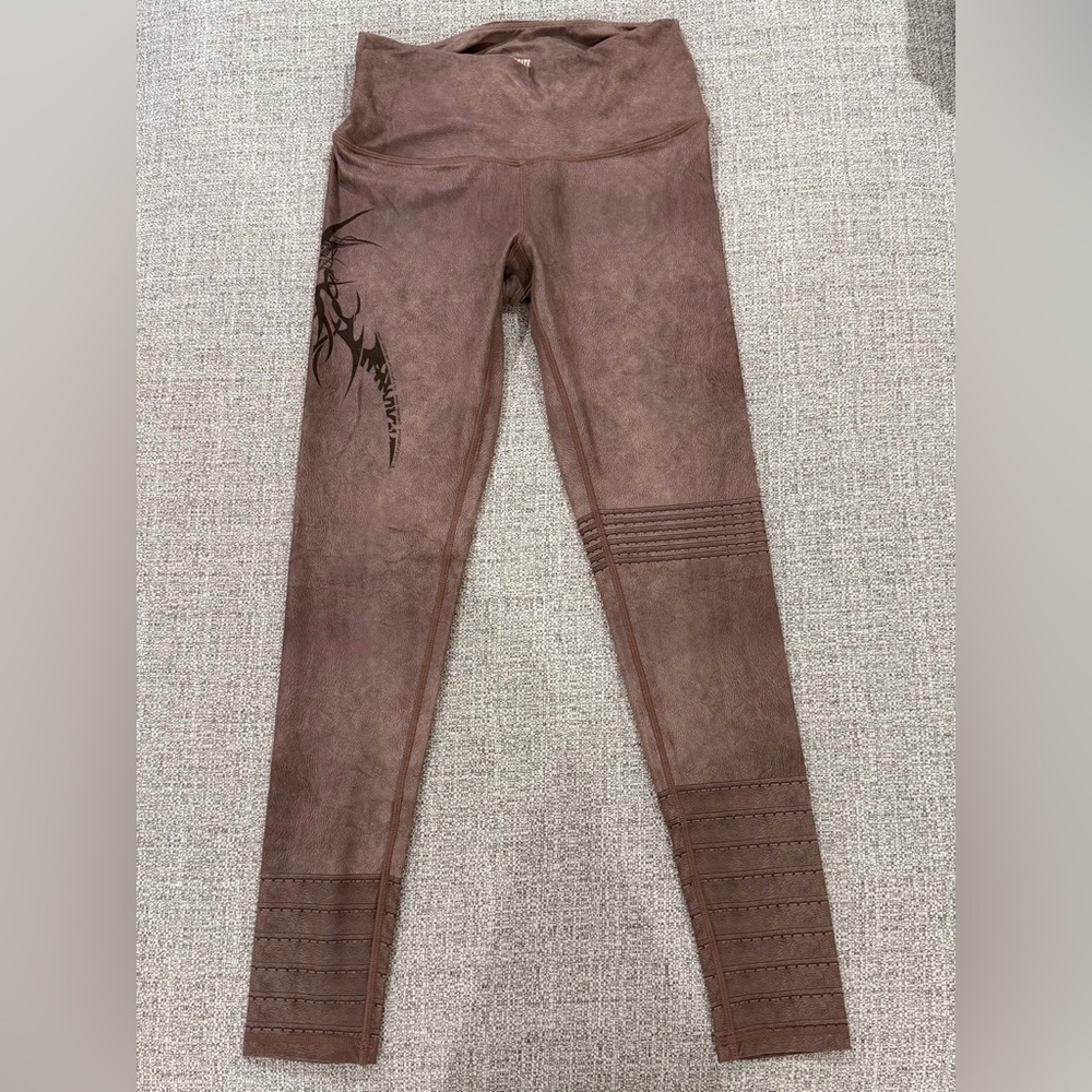 CHISPORTATE Rustic Moto Brown Leggings with Unique Gothic Print